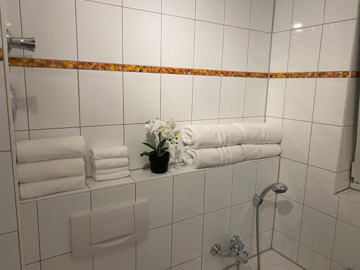 3 Zimmer Apartment In S-Bahn Naehe, 76 Qm, Max 5 Pers, 30Qm Dachterasse, Garage, Internet 1000 Mbit Gärtringen Kültér fotó